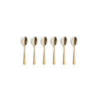Zestaw sześciu złotych łyżeczek do kawy Amefa 1410 Austin ułożonych w równym rzędzie na białym tle. Eleganckie sztućce o minimalistycznym, nowoczesnym designie.