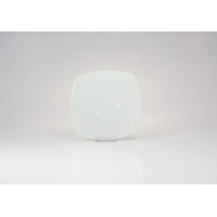Biały spodek porcelanowy Cancun marki Lubiana o wymiarach 14x14 cm. Kwadratowy talerzyk z zaokrąglonymi brzegami i centralnym wgłębieniem, widok z góry na