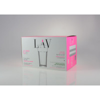 Opakowanie 6 szklanek LAV ARAS 470 ml. Biało-różowy karton z nadrukiem szklanki, logo LAV oraz hasłem Spoil yourself. Widok z przodu i z boku na jasnym tle.