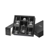 Prezentowy zestaw do whisky Krosno Perfect Serve Golf KP-1621 w czarnym pudełku. Komplet zawiera karafkę i cztery szklanki z motywem piłeczki golfowej w dnie.