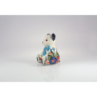Ceramiczna figurka Miś Bolesławiec 149AR z ręcznie malowanym motywem kwiatowym w odcieniach niebieskiego i pomarańczowego, widok z profilu na białym tle.