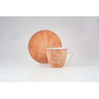 Filiżanka 350 ml ze spodkiem 9075C marki Lubiana w kolorze pomarańczowym. Ceramiczny zestaw zdobiony delikatnym, białym wzorem roślinnym, ustawiony na białym