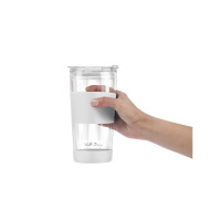 Dłoń trzymająca szklany kubek termiczny Vialli Design Fuori o pojemności 600 ml z białą silikonową opaską i podstawą oraz przezroczystą pokrywką ze słomką.