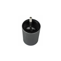 Wnętrze młynka do soli Peugeot Dark Carbone Line 12 cm z widocznym metalowym trzpieniem mechanizmu mielącego oraz ziarnami soli na dnie czarnego korpusu.
