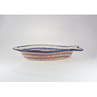 Półmisek ryba Bolesławiec 149AR o wymiarach 19,8 x 34,3 cm. Ceramiczne naczynie w kształcie ryby z charakterystycznym, wielobarwnym wzorem stempelkowym. Widok