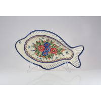 Półmisek ryba Bolesławiec 19,8 x 34,3 cm z charakterystycznym ręcznie malowanym wzorem kwiatowym w odcieniach czerwieni i błękitu na kremowym tle, ustawiony na