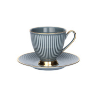 Filiżanka ze spodkiem Dalia Denim marki Chodzież o pojemności 250 ml. Szara porcelana z pionowymi żłobieniami, zdobiona eleganckim, złotym wykończeniem na