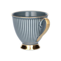 Filiżanka Dalia Denim marki Chodzież o pojemności 250 ml. Ceramiczne naczynie w kolorze niebieskim z pionowymi żłobieniami, złotym uchwytem oraz ozdobną złotą