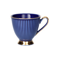 Elegancka filiżanka Dalia Kobalt marki Chodzież o pojemności 250 ml. Naczynie w głębokim, niebieskim kolorze z pionowymi żłobieniami oraz złotym wykończeniem