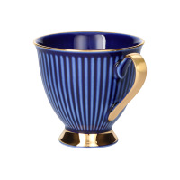 Elegancka filiżanka Dalia Kobalt marki Chodzież o pojemności 250 ml. Naczynie w głębokim odcieniu niebieskiego z pionowymi żłobieniami, złotym rantem oraz