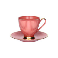Filiżanka ze spodkiem 250 ml Dalia Ceglasta marki Chodzież. Porcelanowe naczynie w kolorze ceglastym z pionowym żłobkowaniem, złotym rantem i podstawą.