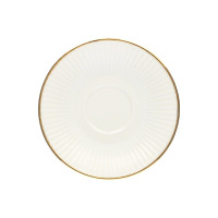 Elegancki spodek do filiżanki Dalia Ivory marki Chodzież. Kremowa porcelana z delikatnym żłobkowaniem i subtelnym, złotym wykończeniem krawędzi, widok z góry.