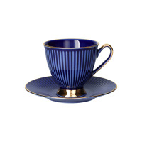 Filiżanka ze spodkiem 250 ml Dalia Kobalt marki Chodzież. Eleganckie naczynie z kobaltowej porcelany w pionowe prążki, wykończone złotym rantem i podstawą.