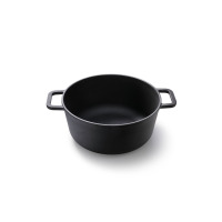 Czarny garnek żeliwny Skottsberg o średnicy 28 cm z dwoma solidnymi uchwytami. Naczynie o matowej teksturze, widoczne z góry pod kątem, na białym tle.