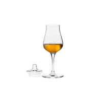 Kieliszek degustacyjny do whisky Krosno Perfect Serve Aroma z deklem. Szklane naczynie o tulipanowym kształcie wypełnione bursztynowym trunkiem, obok szklana