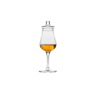 Kieliszek degustacyjny do whisky Krosno Glass Perfect Serve Aroma 110 ml z dopasowanym szklanym deklem, wypełniony bursztynowym trunkiem, na tle izolowanym.