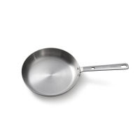 Patelnia ze stali nierdzewnej Skottsberg 28 cm o gładkiej, srebrzystej powierzchni, widziana z góry. Długi uchwyt z wytłoczonym logo marki posiada otwór do