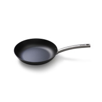 Patelnia ze stali węglowej Skottsberg o średnicy 28 cm w kolorze czarnym, ustawiona pod kątem. Widoczny metalowy uchwyt z wygrawerowanym logo marki Skottsberg.