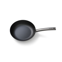 Patelnia ze stali węglowej Skottsberg 28 cm z czarną powłoką i długą, metalową rączką z wygrawerowanym logo marki, widok z góry na białym tle.