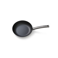Patelnia ze stali węglowej Skottsberg o średnicy 24 cm z metalową rączką, widoczna z góry na białym tle. Na uchwycie widoczne wygrawerowane logo marki