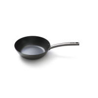 Patelnia wok Skottsberg ze stali węglowej o średnicy 24 cm, widoczna pod kątem. Ciemna, matowa misa kontrastuje z jasną, stalową rączką z wygrawerowanym logo