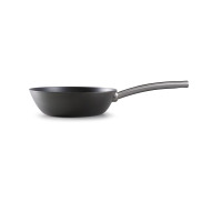 Patelnia wok ze stali węglowej Skottsberg o średnicy 24 cm. Naczynie w kolorze ciemnoszarym z długą, stalową rączką, ukazane z profilu na białym tle.