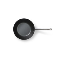 Patelnia wok Skottsberg ze stali węglowej o średnicy 24 cm, widok z góry. Czarne, matowe naczynie z długą, stalową rączką z wygrawerowanym napisem SKOTTSBERG.