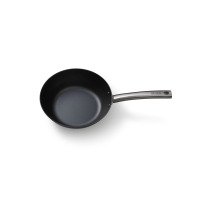 Patelnia wok Skottsberg ze stali węglowej o średnicy 24 cm z czarną powłoką nieprzywierającą i metalową rączką z wygrawerowanym logo marki, widok z góry.