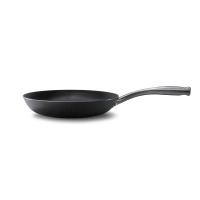 Patelnia żeliwna Skottsberg 24 cm z czarną, matową powierzchnią i ergonomiczną rączką ze stali nierdzewnej, ujęta z profilu na białym tle.