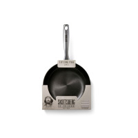 Patelnia żeliwna Skottsberg 28 cm z długą metalową rączką, umieszczona w kartonowym opakowaniu z logo marki i napisem Frying Pan, widok z góry na białym tle.
