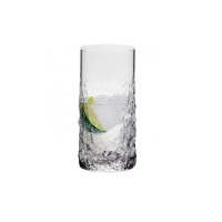 Szklanka wysoka Teroso Unique od Krosno Glass o pojemności 480 ml z charakterystyczną, nieregularną teksturą przypominającą lód, wypełniona lodem i cząstką