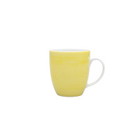 Kubek 380 ml Lubiana 9143 BOSS z serii Cytrynowe Love o zaokrąglonym kształcie, w intensywnym żółtym kolorze z delikatnym efektem malarskich pociągnięć pędzla.