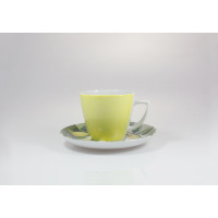 Filiżanka 350 ml ze spodkiem 9143 Beata Dorota Cytrynowe Love marki Lubiana. Żółta porcelanowa filiżanka na spodku z motywem cytryn, widok z profilu na białym