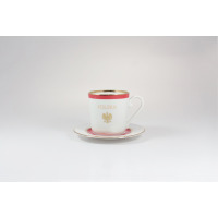 Biała porcelanowa filiżanka Ćmielów 0,17 l ze spodkiem G521 JENNY. Zdobiona złotym napisem POLSKA, godłem orła oraz czerwonym paskiem z eleganckim złotym