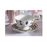 Porcelanowa filiżanka 0,18 l Ćmielów G539 Alaska Dama Kier z czarno-białym wzorem rombów, złotym uchem i małym czerwonym sercem na wewnętrznej ściance.