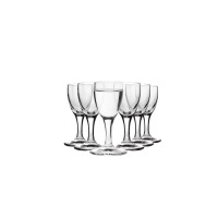 Zestaw sześciu przezroczystych kieliszków do wódki 25 ml Prima Lumi od Krosno Glass S.A. ustawionych w półkolu, z centralnie wyeksponowanym kieliszkiem