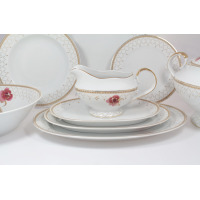 Serwis obiadowy Ćmielów G529 Astra Akwarela dla 6 osób. Biała porcelana ze złotym, ażurowym wzorem i motywem różowych kwiatów, widoczna sosjerka na talerzyku.