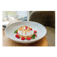 Talerz głęboki 26 cm 9036 HOTEL Leaf marki Lubiana z delikatnym wzorem spękań, serwujący deser z bezą i truskawkami. Widok z góry na elegancką, jasną porcelanę.