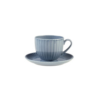 Niebieska filiżanka ze spodkiem z zestawu K90 DAISY marki Lubiana. Naczynia o eleganckim, żłobkowanym wzorze wykonane z wysokiej jakości porcelany, widok z