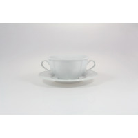 Biała bulionówka Lubiana Maria o pojemności 300 ml z dwoma uszkami, ustawiona na dopasowanym spodku. Klasyczna porcelana o eleganckim, gładkim wykończeniu.
