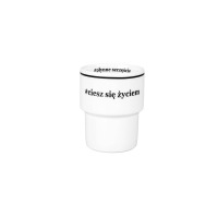 Biały porcelanowy kubek Lubiana o pojemności 300 ml z serii 2189 HEL. Na ściance widoczne czarne napisy: #płynne szczęście oraz #ciesz się życiem. Widok na