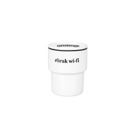 Biały porcelanowy kubek Lubiana o pojemności 300 ml z czarnym napisem #brak wi-fi na korpusie oraz #porozmawiajmy przy górnej krawędzi, widok z przodu.