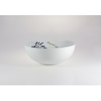 Biała salaterka Lubiana Venus o średnicy 25 cm z subtelnym motywem lawendy i napisem Lavandula Spica wewnątrz. Klasyczna porcelanowa miska w ujęciu z profilu.