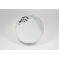 Biała salaterka Lubiana Venus o średnicy 25 cm z motywem lawendy. Delikatny wzór kwiatów z napisem Lavandula Spica na porcelanowej misce, widok z góry.