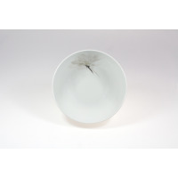 Biała porcelanowa miska Lubiana Magnolia o średnicy 20 cm. Widok z góry na wnętrze naczynia ozdobione delikatnym, szarym motywem kwiatowym na krawędzi.