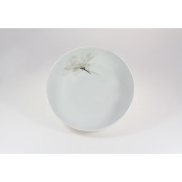 Biała salaterka Lubiana Magnolia o średnicy 25 cm z delikatnym, szarym motywem kwiatowym. Elegancka porcelanowa miska z serii Venus w widoku z góry.