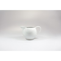 Biały porcelanowy dzbanek do mleczka Waza Modern Czarna Linia o pojemności 200 ml, z delikatnym czarnym zdobieniem na krawędzi, ukazany z profilu na jasnym tle.