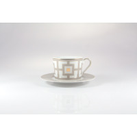 Filiżanka 0,25 l ze spodkiem Ćmielów G543 JENNY z geometrycznym, szaro-złotym wzorem. Elegancka porcelana na białym tle z widocznym odbiciem.