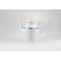 Biały porcelanowy imbryk Ćmielów G540 Alaska o pojemności 1,20 l z eleganckim niebieskim kwiatowym wzorem na brzuścu, widok z profilu na jasnym tle.