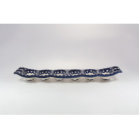 Ceramiczny jajecznik Bolesławiec 166A o wydłużonym kształcie z sześcioma wgłębieniami. Naczynie zdobi tradycyjny granatowy wzór w kropki na jasnym tle. Widok z